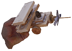 aereoplanino giocattlo in legno fatto di scarti di legno di lavorazione